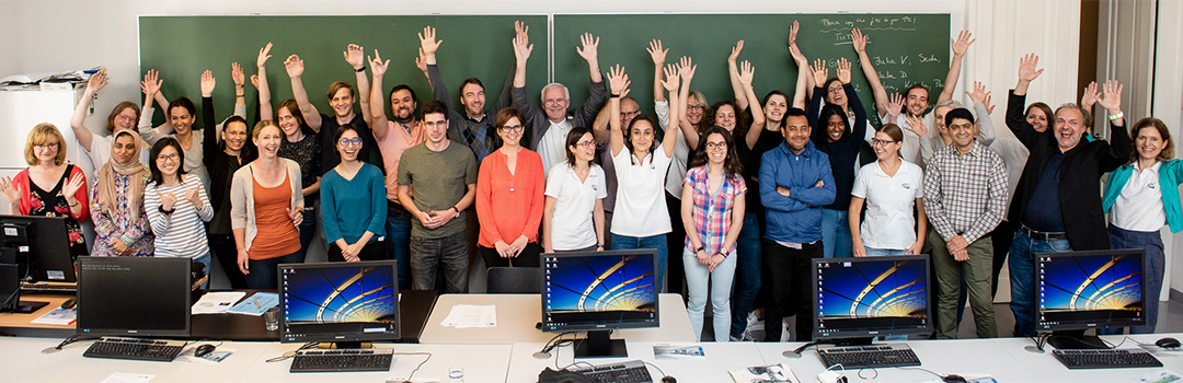 Fröhliche Studenten im Lehrsaal