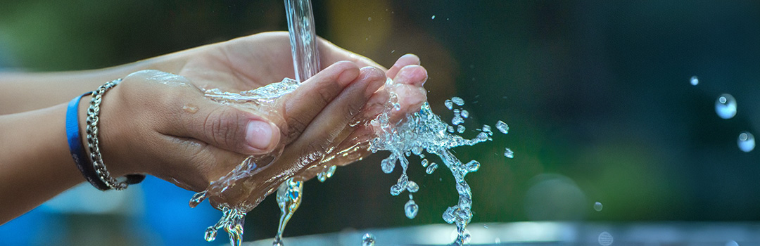 Hände fangen Wasserstrahl auf