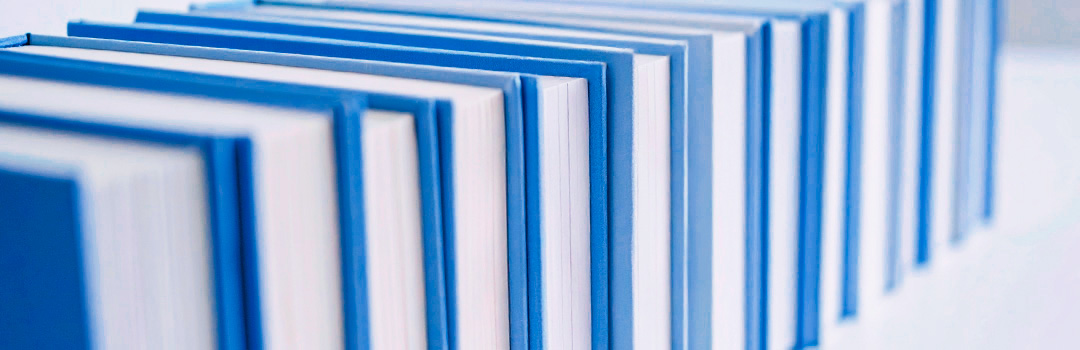 Eine Reihe von blauen Büchern