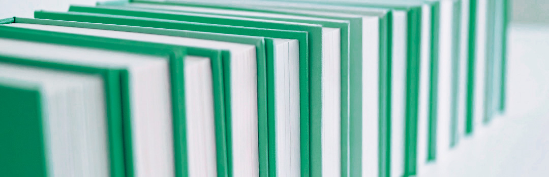 Eine Reihe von Büchern mit grünen Buchrücken