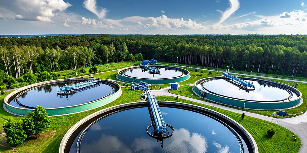 Kläranlage mit Wald im Hintergrund
