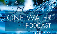 One Water Podcast Schriftzug, im Hintergrund Wasser