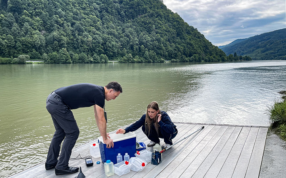 Alexander Kirschner nimmt Probe aus der Donau