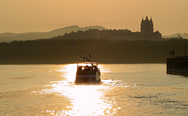 Donau bei Melk Donau bei Melk mit Motorboot und Stift Melk im Hintergrund