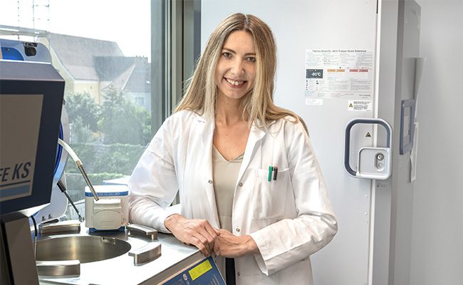 Dr. Claudia Kolm im Labor